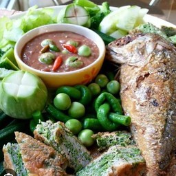 ชุดน้ำพริกกะปิ-ไข่ชะอม2ฟอง-ปลาทู2ตัว-ผักลวกตามฤดูกาล(กับข้าว)