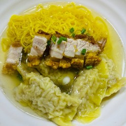 บะหมี่เกี๊ยวหมูกรอบ