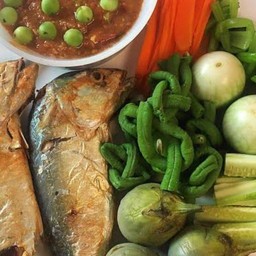 ชุดน้ำพริก-ปลาทู2ตัว-ผักลวกตามฤดูกาล(กับข้าว)