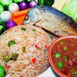 ข้าวผัดน้ำพริก-ปลาทู(ผักลวกตามฤดูกาล)