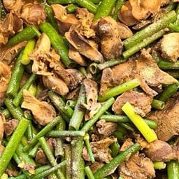 ผัดเครื่องในไก่ดอกหอม