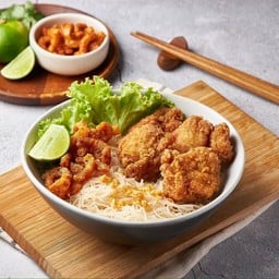 เส้นหมี่คลุกไก่ทอดกรอบ
