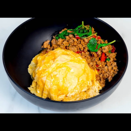 กระเพราหมูสับ  ไข่ข้น