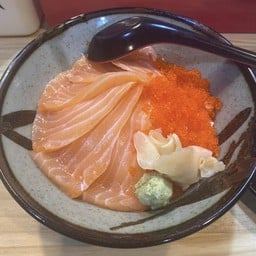 ข้าวหน้าปลาแซลมอนซาซิมิ  ไข่กุ้ง