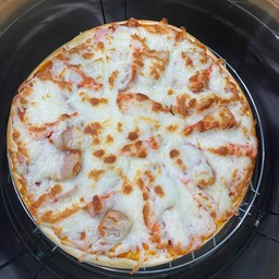 [อร่อยซ่ากับโค้ก] พิซซ่าหน้าไส้กรอกแฮม ( L ) +  โค้ก ไม่มีน้ำตาล (กระป๋อง)