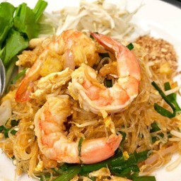 ผัดไทวุ้นเส้นห่อไข่ กุ้งสด