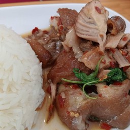 ข้าวกะเพราขาหมู