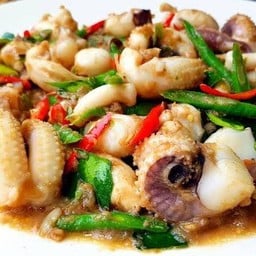 ปลาหมึกผัดกะปิ (ราดข้าว)