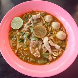 ก๋วยเตี๋ยวต้มยำหมูสด