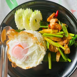 ผัดคะน้าหมูกรอบ