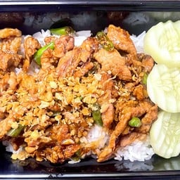 ข้าวราดทอดกระเทียมพริกสด(พริกขี้หนู)