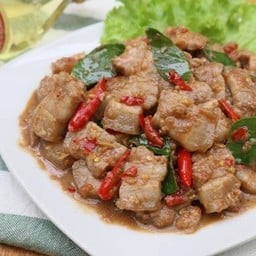 หมูชิ้นผัดกะปิ (ราดข้าว)
