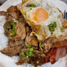 ข้าวหมูกระเทียมกุนเชียงไข่ดาว