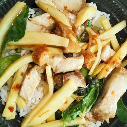 หมูกรอบผัดเผ็ดหน่อไม้