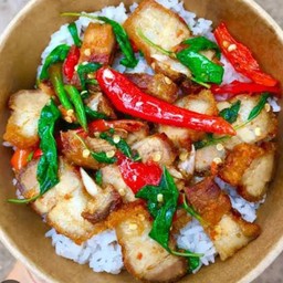 กระเพราหมูกรอบราดข้าว