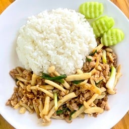 ข้าวราดเห็ดชิเมจิผัดน้ำมันหอย (เห็ดหลินขาว)