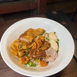 ก๋วยเตี๋ยวต้มยำหมูกรอบ