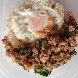 ข้าวราดกระเพราไก่สับ
