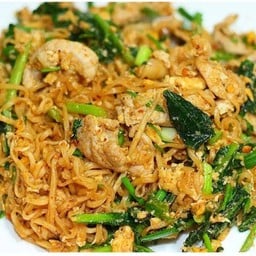 ผัดไข่มาม่าใส่หมู