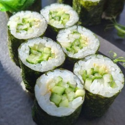 ข้าวห่อสาหร่ายไส้แตงกวา