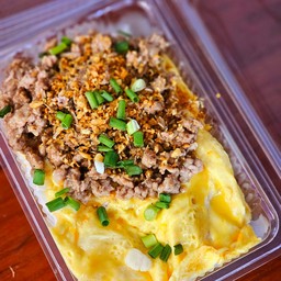 ข้าวหมูกระเทียม + ไข่ข้น