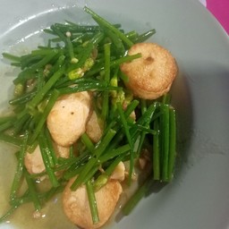 ผัดดอกกุ้ยช่ายใส่เต้าหู้ปนหมูสับน้ำมันหอยเป็นกับข้าว