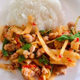[อร่อยซ่ากับโค้ก] ข้าวราดผัดหน่อไม้ดองใบโหระพาหมูสับ+  โค้ก ออริจินัล (กระป๋อง)