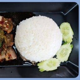 ข้าวซอสกะเพราหมูกรอบ+ไข่ดาว