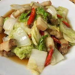 ผัดผักกาดขาวหมูกรอบราดข้าว