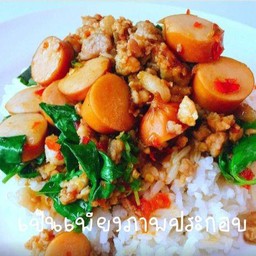 ผัดกระเพราไส้กรอกราดข้าว