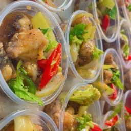 ข้าวผัดพิกไทยดำปลา