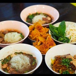 ก๋วยเตี๋ยวหมูน้ำตก 7 ถุงแถมฟรี!เกี๊ยว 2 ,กากหมู 1,เครื่องดื่มชเวปส์ รสมะนาว 1 กระป๋อง