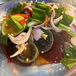 ยำไ่ข่เยี่ยวม้า