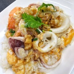 ปลาหมึกผัดไข่ราดข้าว