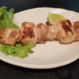 เนื้อน่องไก่กับต้นหอมญี่ปุ่นย่างเกลือ