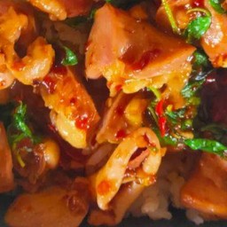 กระเพราเครื่องในไก่