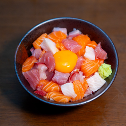 ข้าวหน้าปลาดิบรวมหั่นเต๋าไข่ดอง