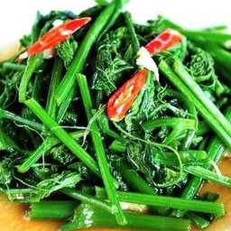 ผัดยอดมะระไฟแดง