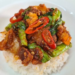 ข้าวราดพริกแกงหมูกรอบ