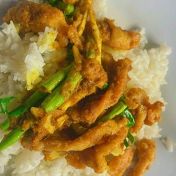 ข้าวผงผัดกะหรี่ไก่กรอบ