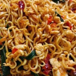[อร่อยซ่ากับโค้ก] มาม่าผัดกะเพราพริกแห้งหมูสับ+  โค้ก ออริจินัล (กระป๋อง)