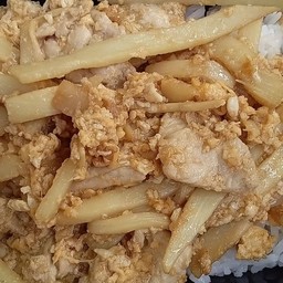 หน่อไม้ผัดไข่ใส่หมูชิ้น (กับข้าว)