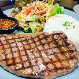 สเต็กเนื้อจิ้มแจ๋วเสิร์ฟพร้อมข้าวสวย