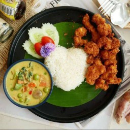 ข้าวราดแกงเขียวหวานหมูทอด