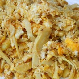 หน่อไม้ผัดไข่ ราดข้าว