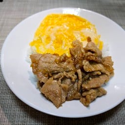 ข้าวหมูกระเทียมพริกไทยและไข่ข้น