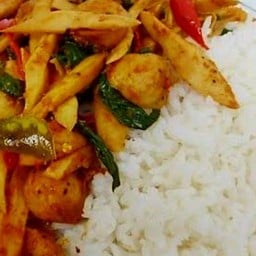 ข้าวราดผัดพริกแกงหน่อไม้ใบโหระพา
