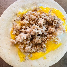 โตเกียว ใส้ไข่+หมูสับ พริกไทยแมกกี้