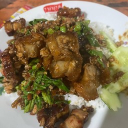 ข้าวราดผัดกระเพราหมูกรอบ