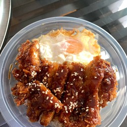 ข้าวไก่กรอบราดซอสเกาหลี+ไข่ดาว